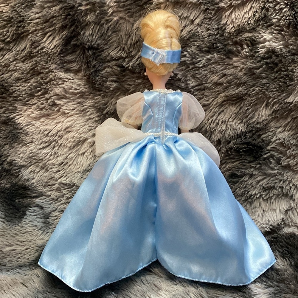 Porcelain Princess Cinderella - Picture 9 of 16